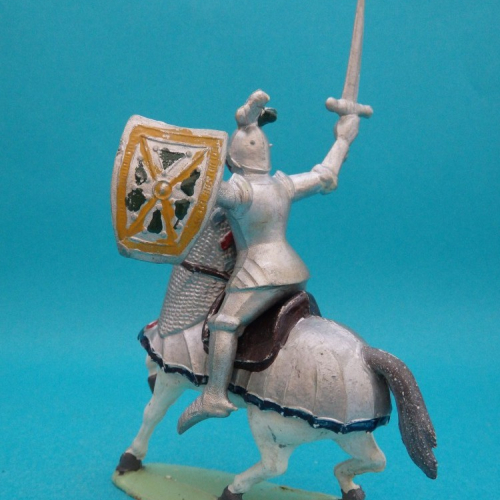 10. Chevalier monté avec épée et bouclier.