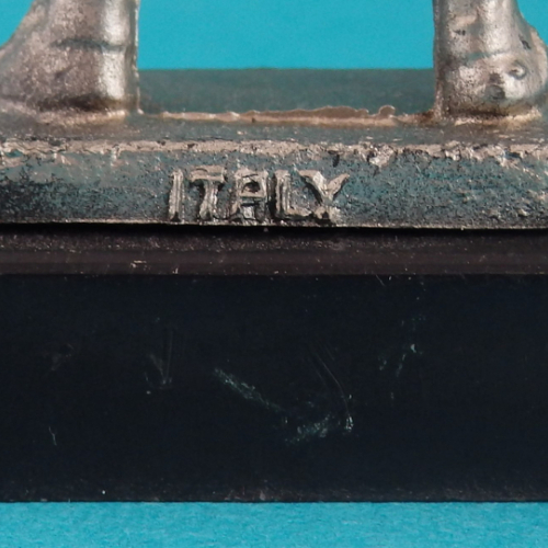 Inscription ITALY sur la tranche arrière du socle.