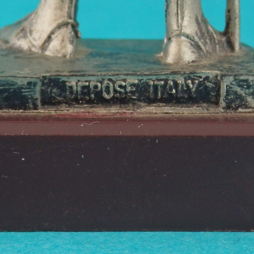 Inscriptions sur la tranche arrière du socle DEPOSE ITALY.