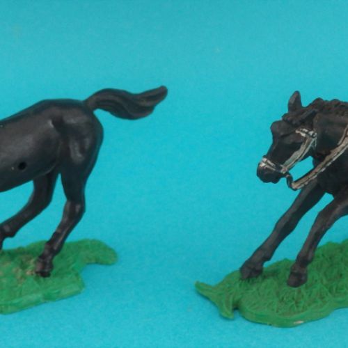 Les deux poses de chevaux avec socle relief en herbe.