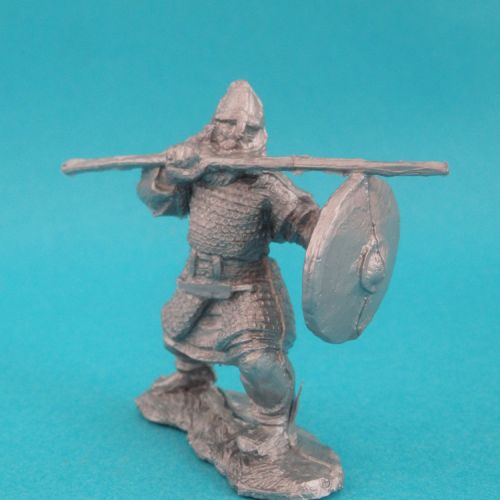 Saxon avec lance et bouclier rond.