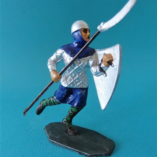 24. Figurine test Nr 1. Homme d’arme courant avec lance et bouclier.