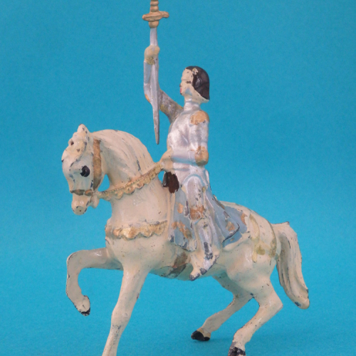 Jeanne d'Arc à cheval avec épée levée tenue par la lame.