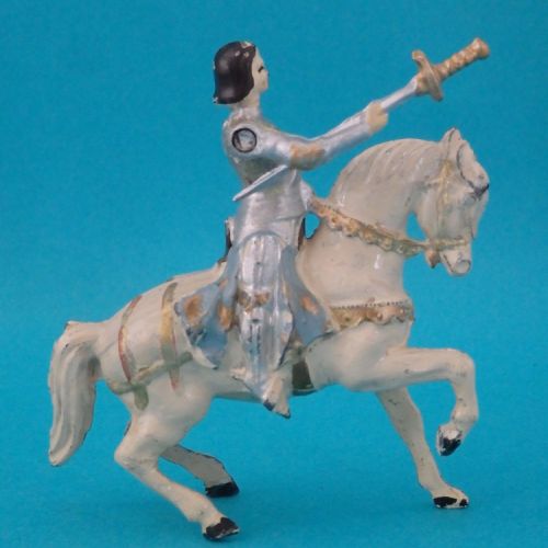 Jeanne d'Arc à cheval avec épée levée tenue par la lame.