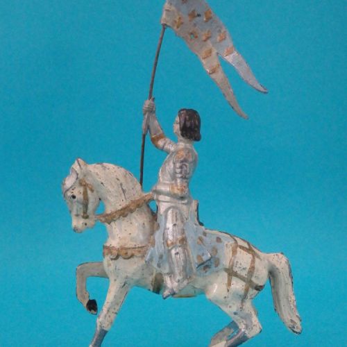Jeanne d'Arc à cheval avec étendard (manque la pointe de la lance).