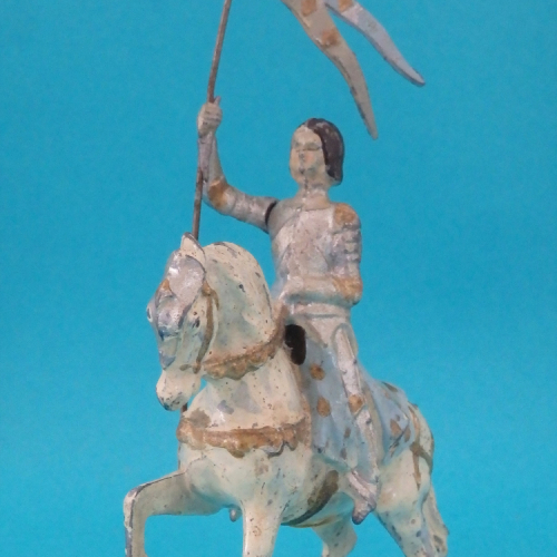 Jeanne d'Arc à cheval avec étendard.