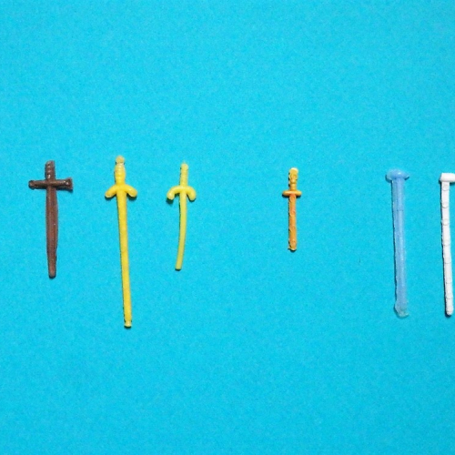Comparaison entre épées, dague et fourreaux.