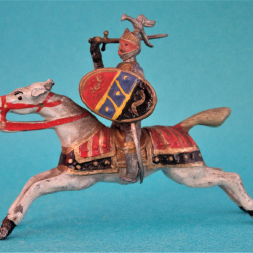 Cheval au galop, cavalier casque aigle, épée et bouclier.