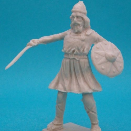 1. Saxon en garde avec épée et bouclier. Reproduction années 90.