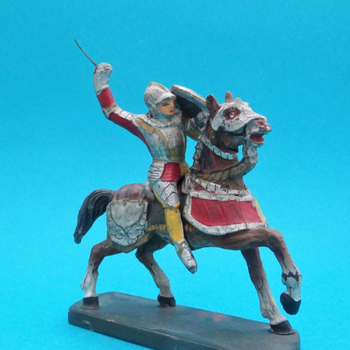 0820 Chevalier à cheval avec épée et bouclier.