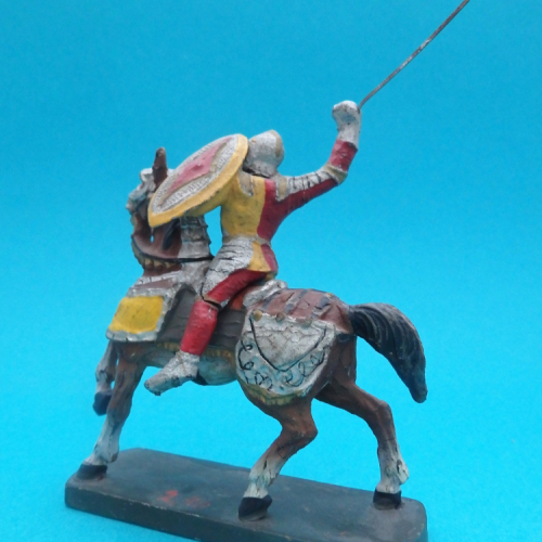 0820 Chevalier à cheval avec épée et bouclier.