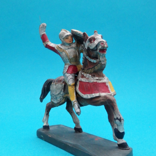 0820 Chevalier à cheval avec épée et bouclier.