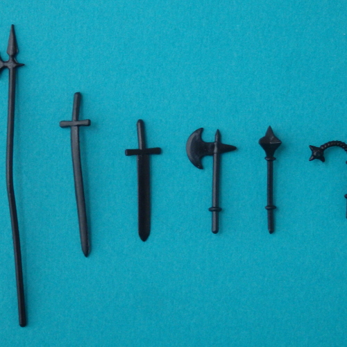 Les 6 armes amovibles : lance, épée longue, épée, hache, masse d'armes, fléau d'armes.