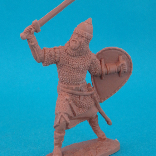 003. Chevalier russe avec épée, bouclier et cotte de mailles.