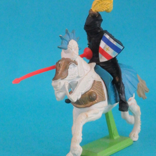 N°701B Chevalier jouteur avec lance, écu et casque à 3 plumets.