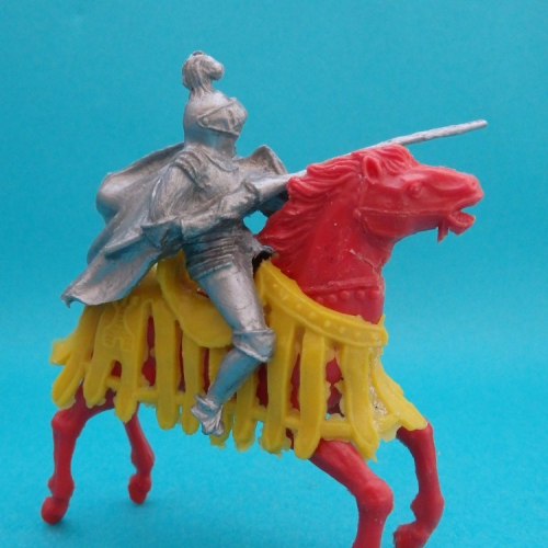 6. Cavalier jouteur avec casque surmonté d’une tête de lion. Caparaçon à bandes avec une tour comme motif héraldique.