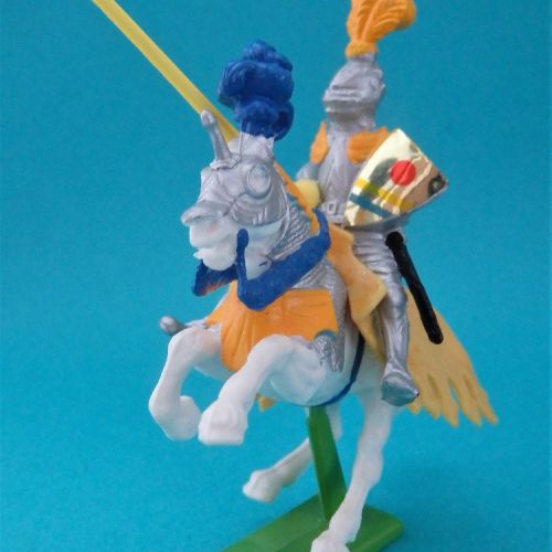 N°701 Silver knight avec lance, écu et casque à 3 plumets.
