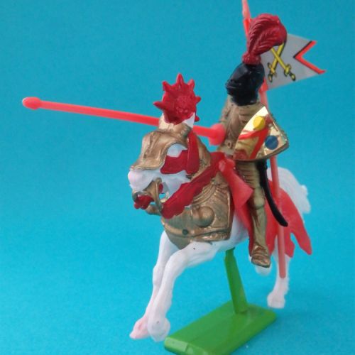 N°701 Banner knight avec lance, écu et casque à 3 plumets (2/3).