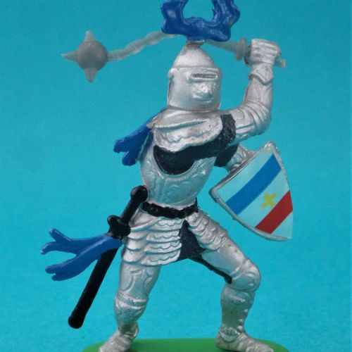 N°693 Silver knight bras droit levé avec fléau d'armes et écu.
