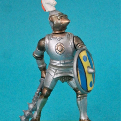 Chevalier avec fléau d'armes à trois boules et bouclier rond.
