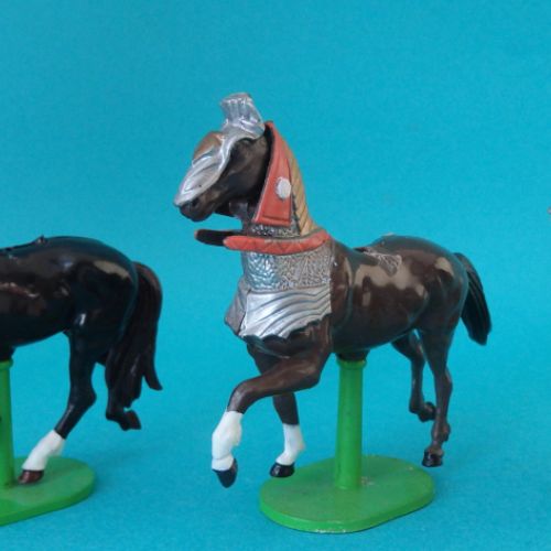 Trois des quatre robes possibles pour les deux chevaux.