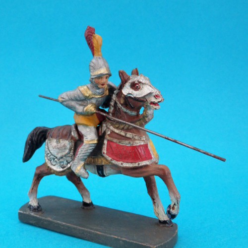0824 Chevalier à cheval avec lance et bouclier, casque sans visière.
