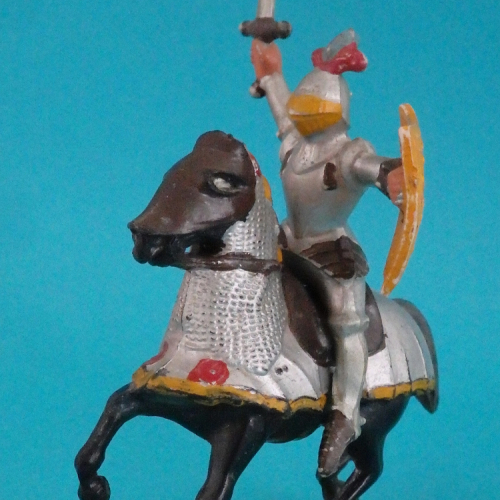 10. Chevalier monté avec épée et bouclier.