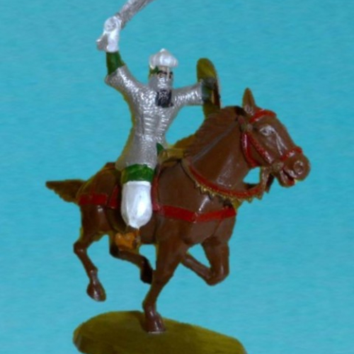22. Cavalier Sarrasin avec bouclier rond, cimeterre à deux pointes et protection faciale en cotte de mailles.