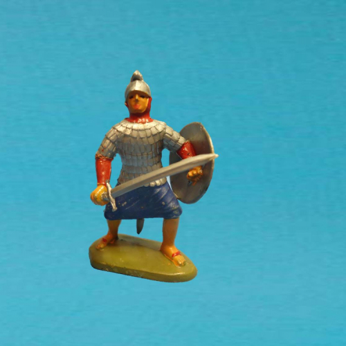 30. Figurine test Nr 7. Franc avec bouclier rond et épée, hache ou trident, cervelière avec ornement.