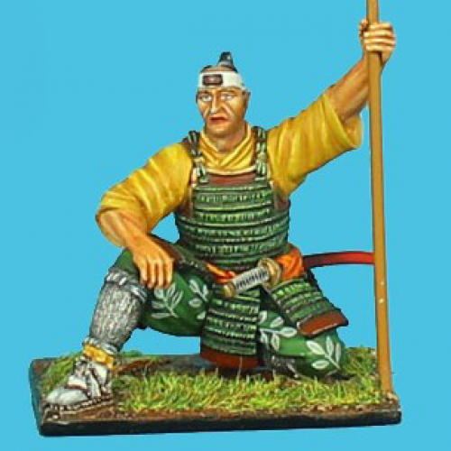 SAM035 Samouraï assis avec la bannière de guerre du clan Tadeka.