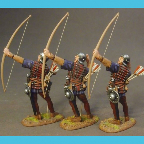 YORK-33N  Archers avec casque et veste de cuir prêts pour un tir à distance X 3.