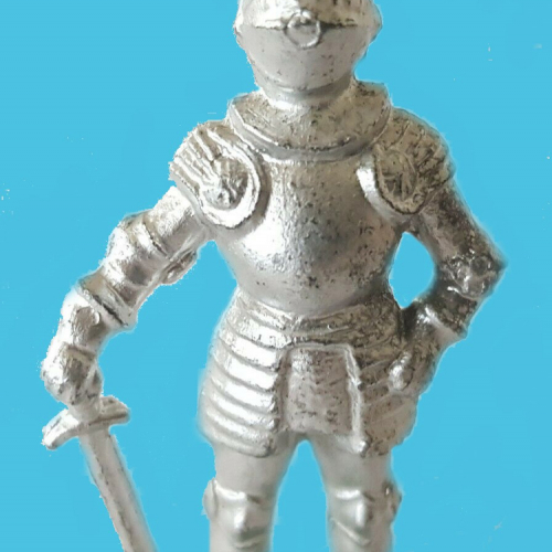 Chevalier de faction avec épée plantée au sol (Echelle unique 20 mm).